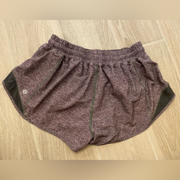 Lululemon shorts size 8 women’s Hotty hot low rise - Picture 2 of 3